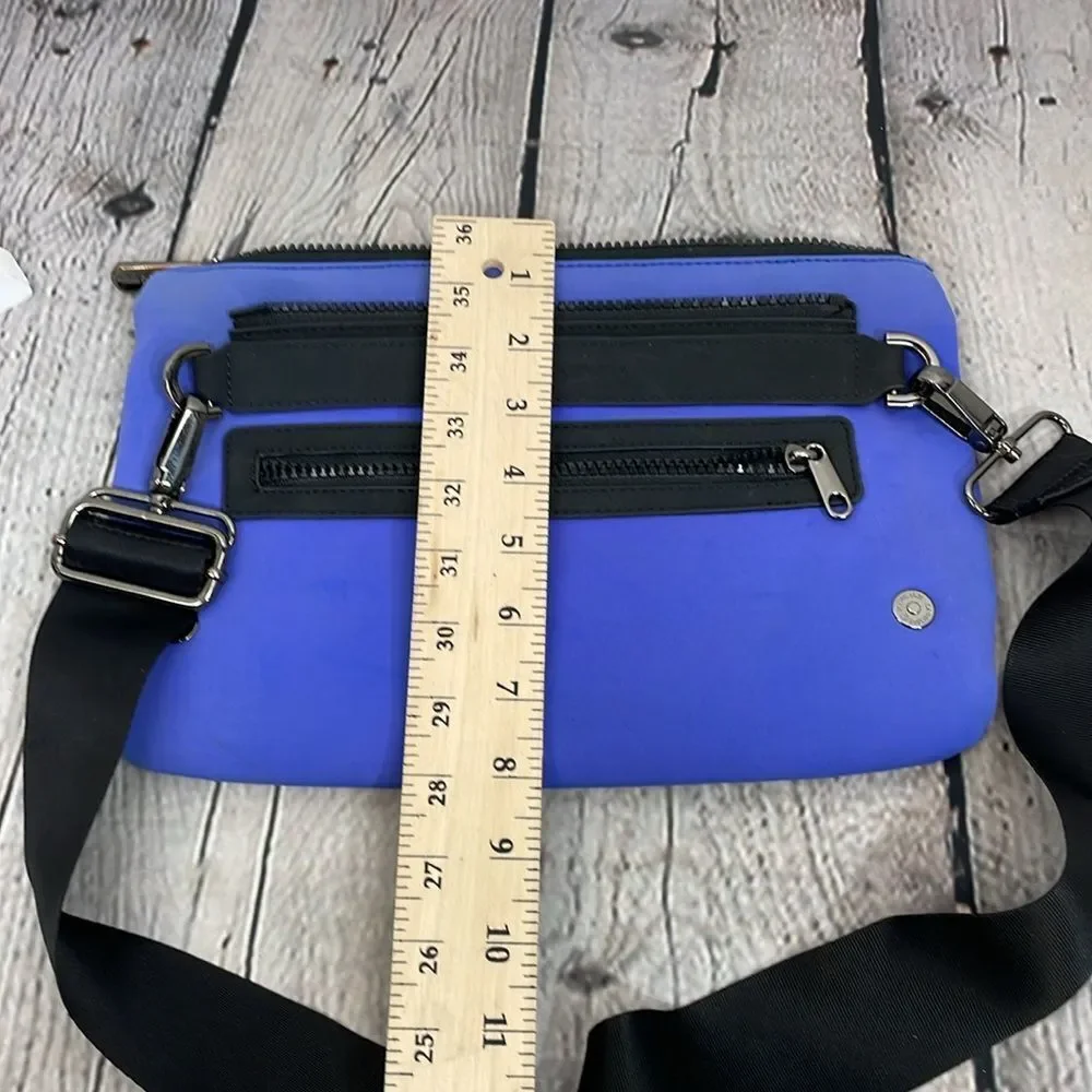 CARAA X ATHLETA CONVERTIBLE POUCH Blue Shoulder Bag